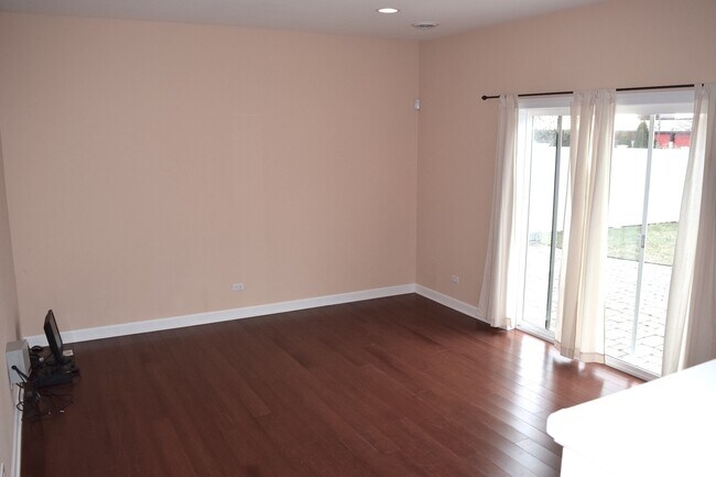Building Photo - 900 Ashford Ln