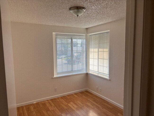 Building Photo - Close to Schools & Shopping