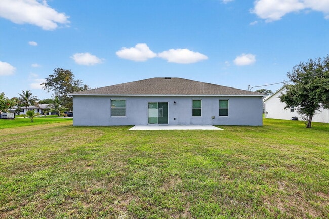 Building Photo - 657 NE Horizon Ln