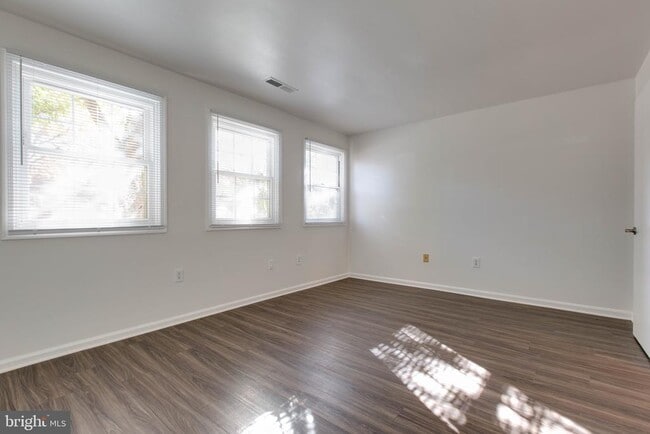 Building Photo - 822 Quince Orchard Blvd