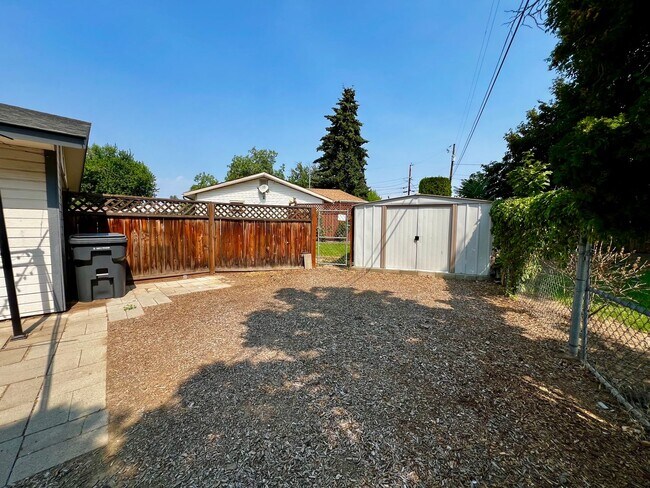 Building Photo - 3702 Parkway Ln