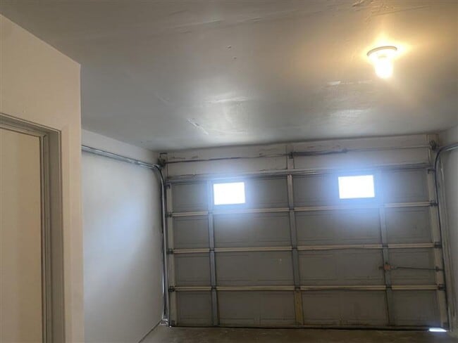 Building Photo - GREAT 2/2/1 DUPLEX