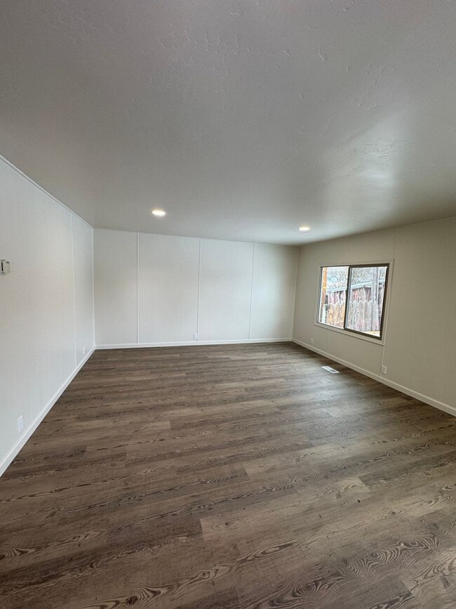 Building Photo - Newly renovated 3 bed 2 bath