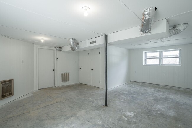 Building Photo - Spacious House in Hixson