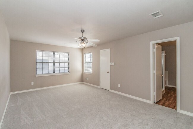 Building Photo - Beautiful townhome in a prime location nea...