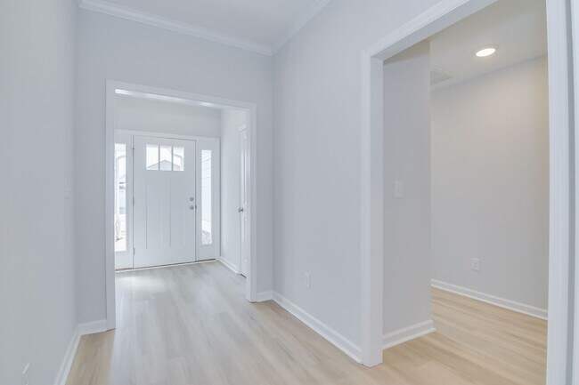 Building Photo - Like New Home - 4 Bed 3 Bath