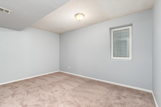 Building Photo - 5025 E Weaver Ave