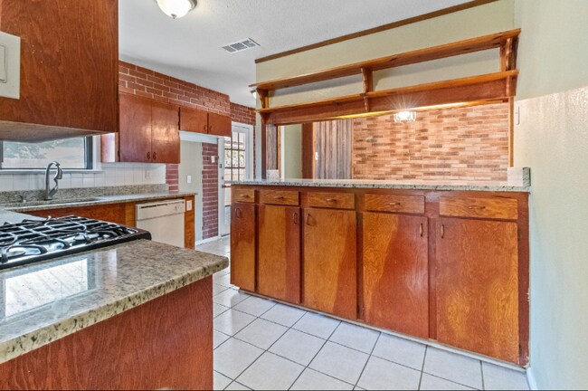 Building Photo - 10911 Visalia Dr