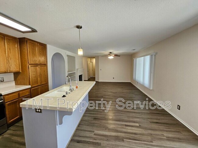 Building Photo - 3533 Des Moines Dr