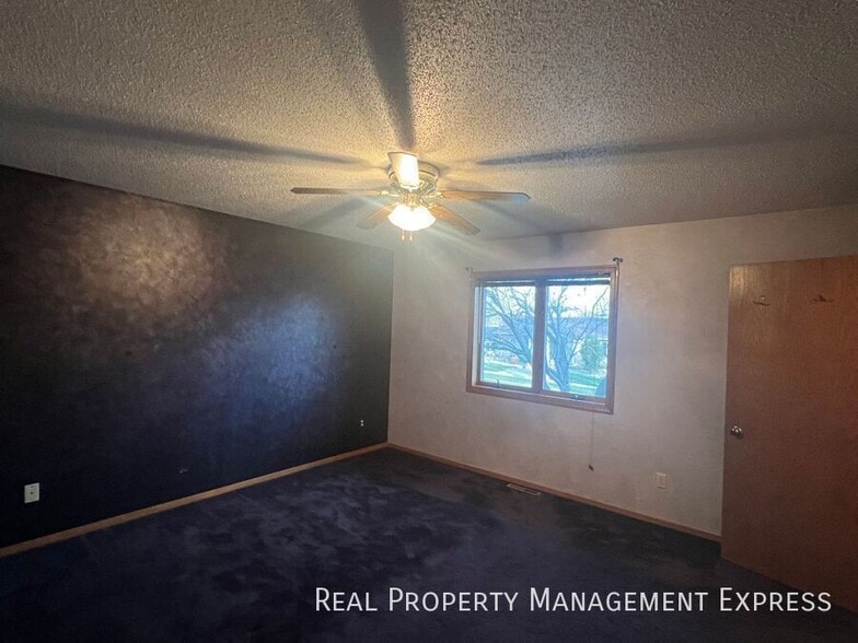 Building Photo - Stunning 4 Bedroom 2.5 Bath Home in South East Sioux Falls