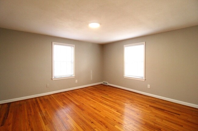 Building Photo - February FREE On This 2 Bedroom 2 Bath Duplex In The Waldo Area