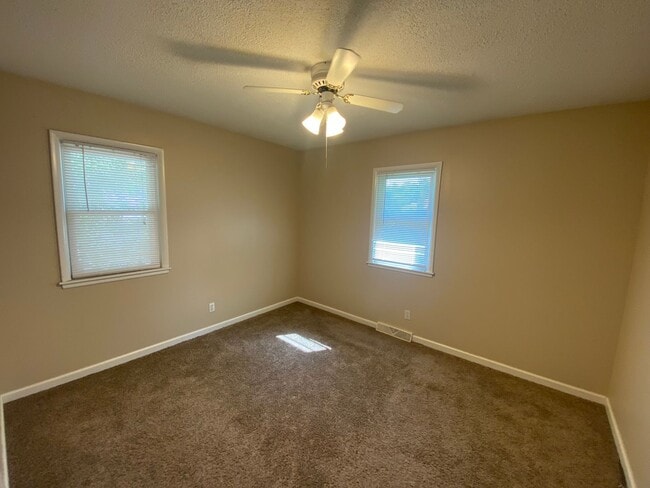 Building Photo - Three Bed, One Bath!