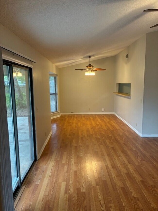 Building Photo - 114 N Woodvalley Dr