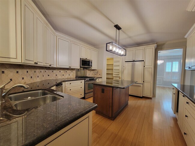 Building Photo - 2214 Old S Dr