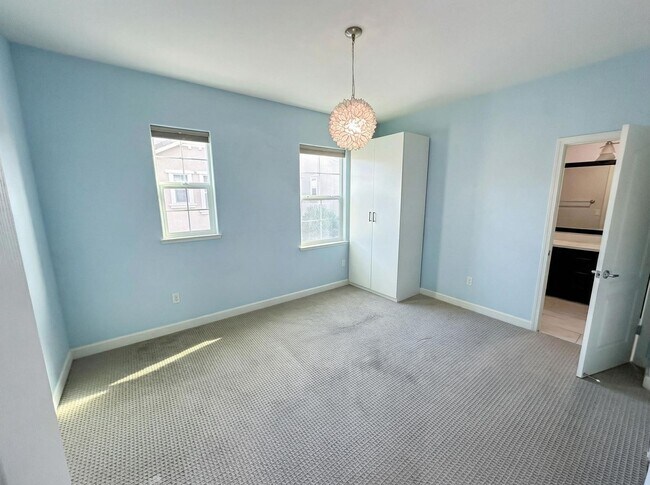 Building Photo - Beautiful 3BD Home in Hayward – Over 2,200 Sq Ft of Comfortable Living