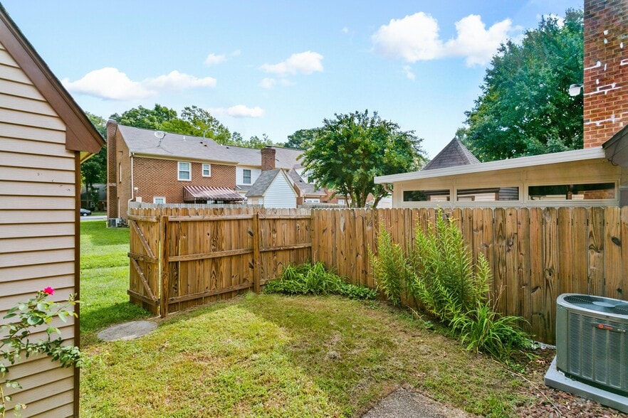 Fenced in yard - 117 Wellesley Dr