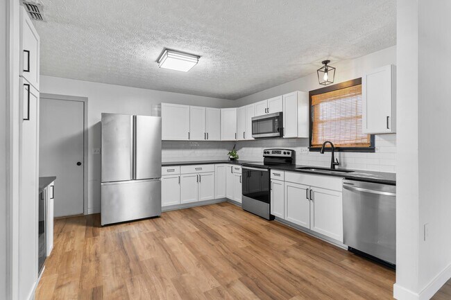 Building Photo - 2641 River Look Dr