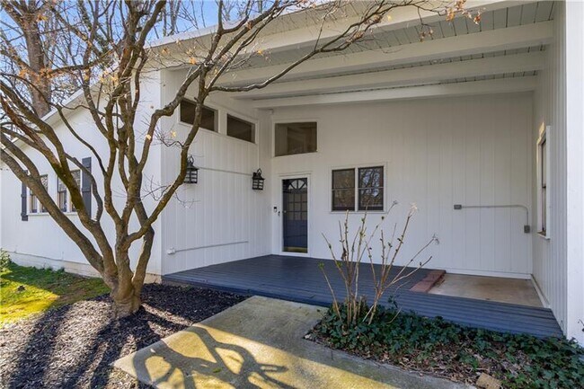 Building Photo - 130 Putnam Cir NE