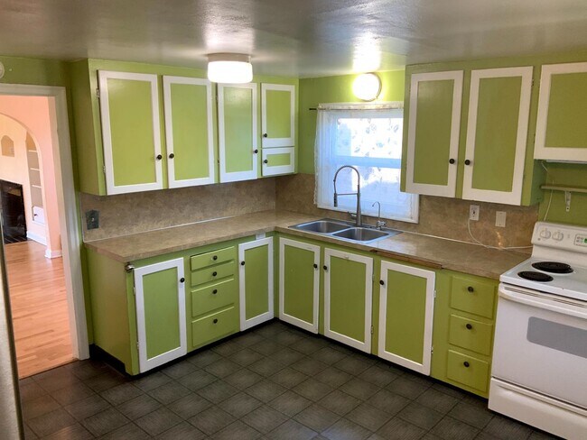 Building Photo - 4 Bedroom, 1.5 Bath House