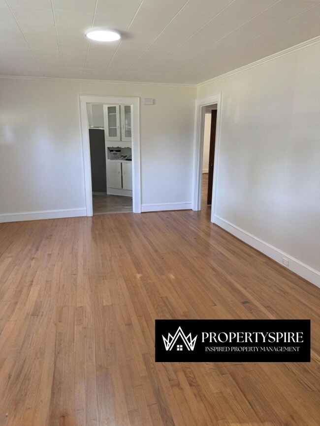 Building Photo - Charming 3 Bed 2 Bath Room Home In Salisbu...