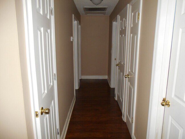 Building Photo - Three bedroom two bath - North Lakeland