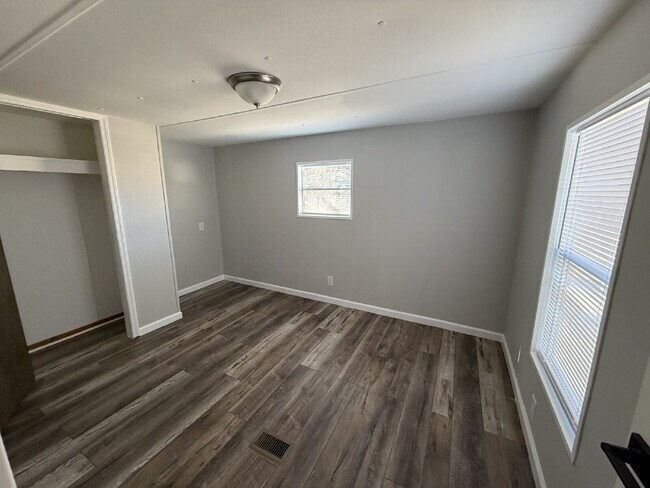 Building Photo - Mobile Home for Rent