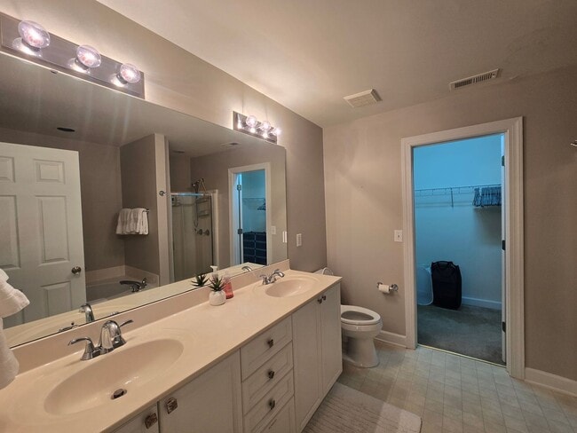 Building Photo - Spacious 2-Bedroom Townhome in Amenity-Ric...