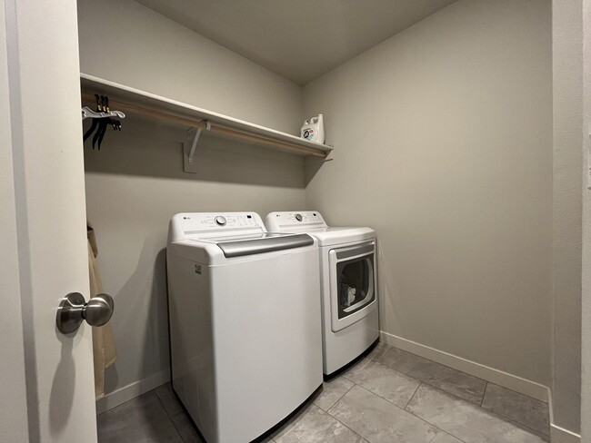 Building Photo - Spacious 5BR Home Near Mountainside High School with Loft, Balcony & Large Kitchen