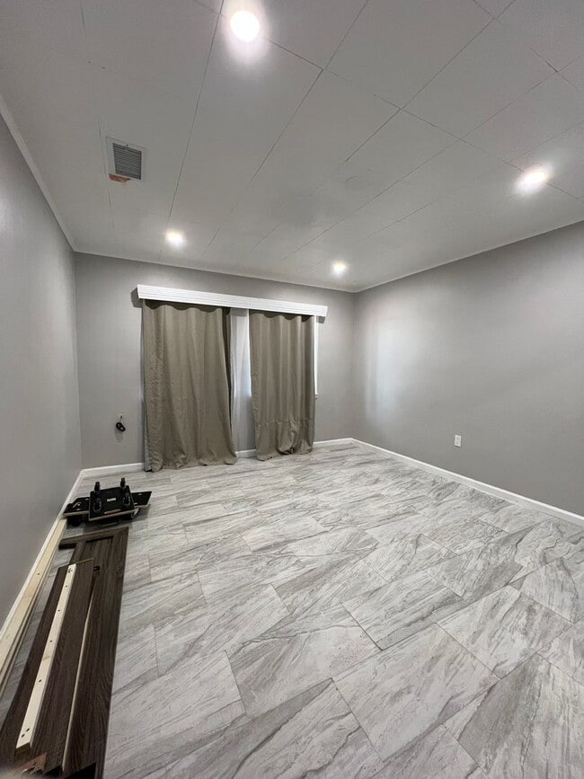 Building Photo - Beautiful 3 Bedroom 1 Bathroom House with Fenced and Landscaped Yard with All Utilities Included