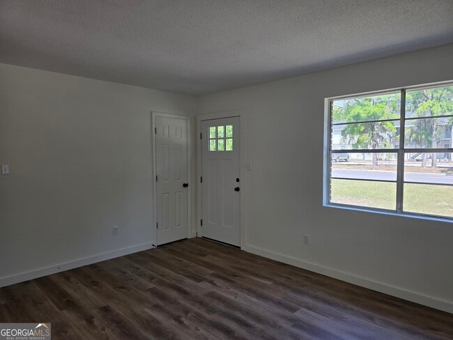 Building Photo - 309 E 3rd St