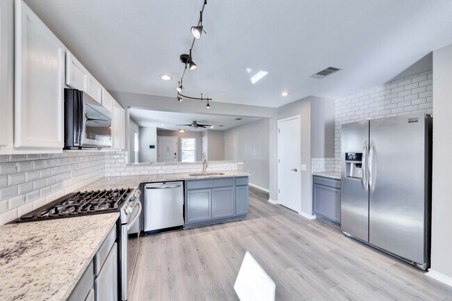 Building Photo - 5609 Silver Screen Dr