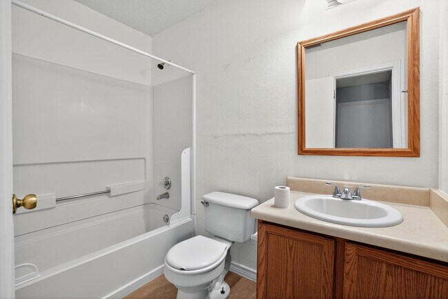 Building Photo - Cozy & Spacious 2 Bed, 2 Bath with Private...