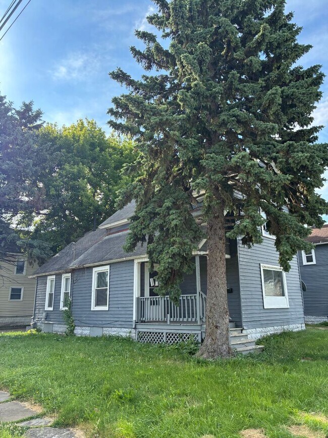 Building Photo - Charming 3-Bedroom Property in Prime Location