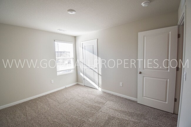 Building Photo - 3 Bedroom 2.5 Bath Townhome in Waukee