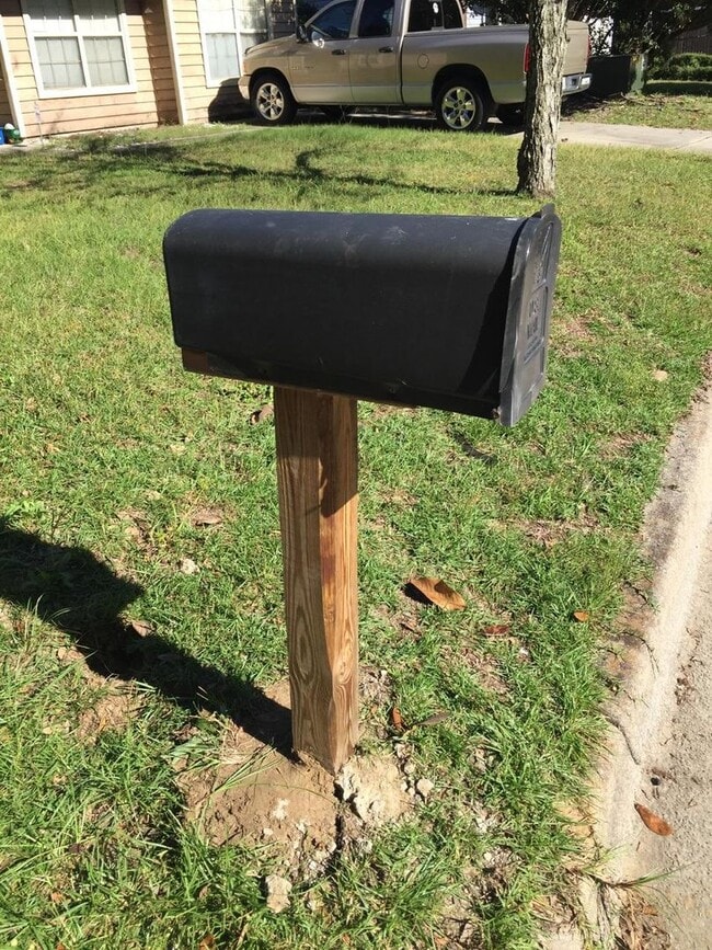 Building Photo - Cozy Home