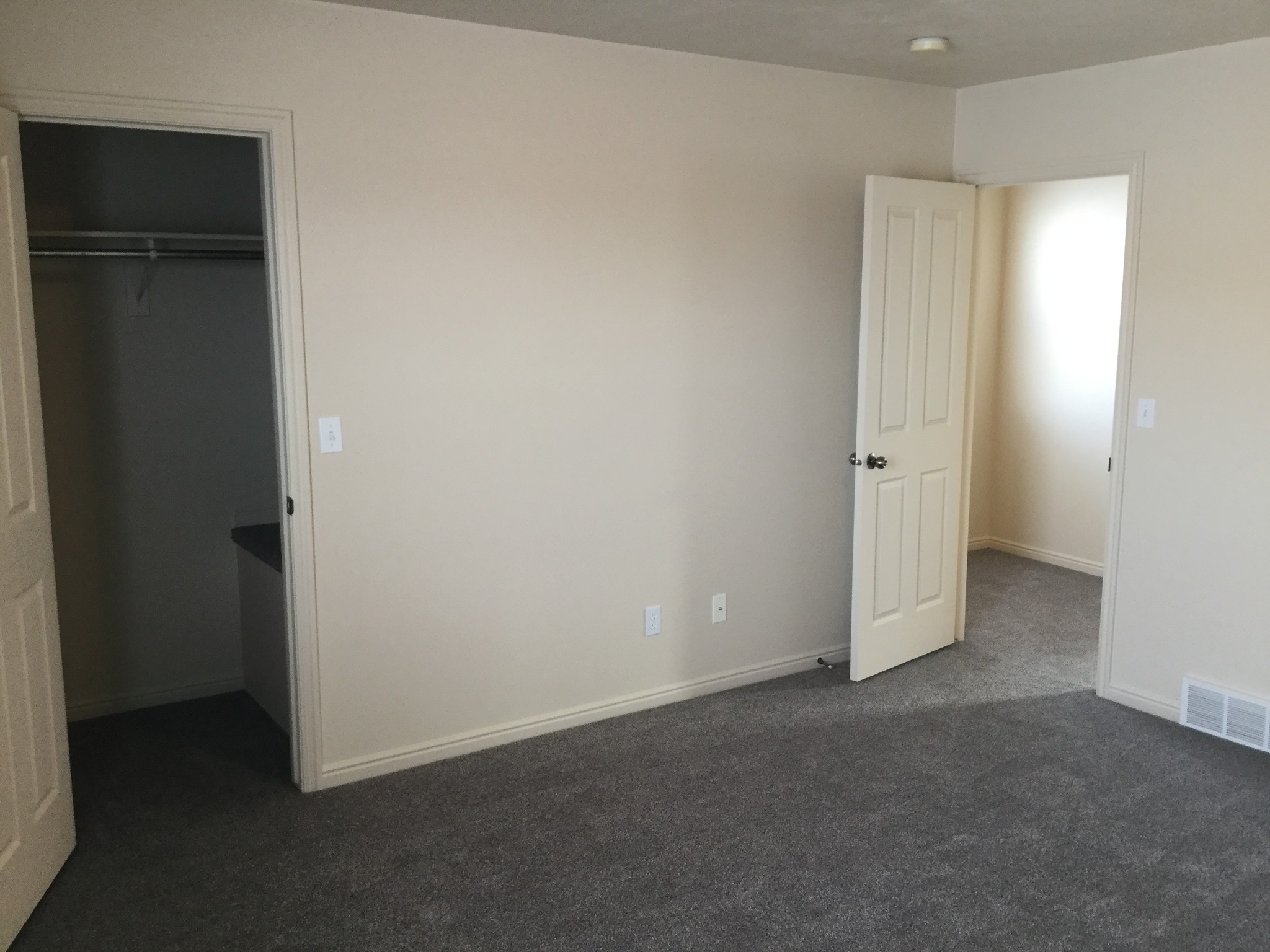 Building Photo - 479 Raven Way