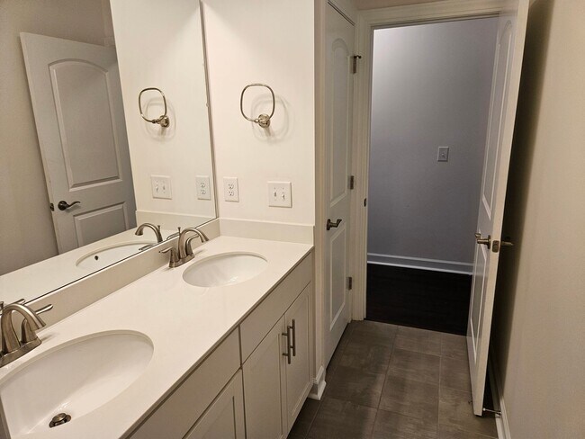 Building Photo - Beautiful unfurnished 3 bed 2.5 bath home ...