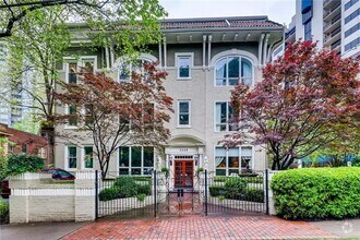 Building Photo - Stunning Furnished 3 Bedroom 3 Bath Condom...