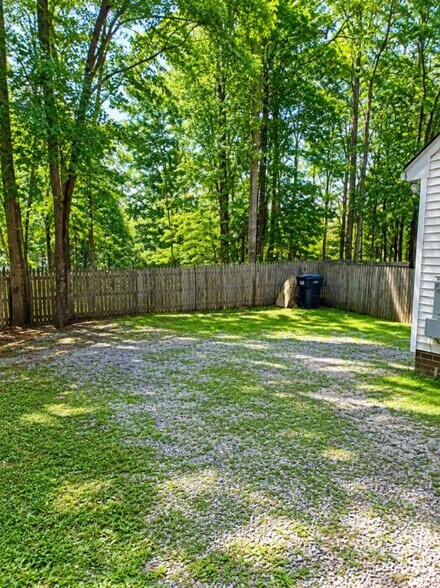 Building Photo - 4426 Thorncroft Dr