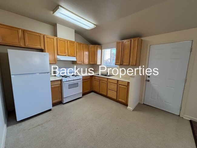 Building Photo - 325 Kings St