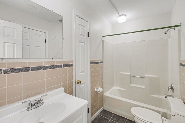 Building Photo - Beautiful Spacious Townhome