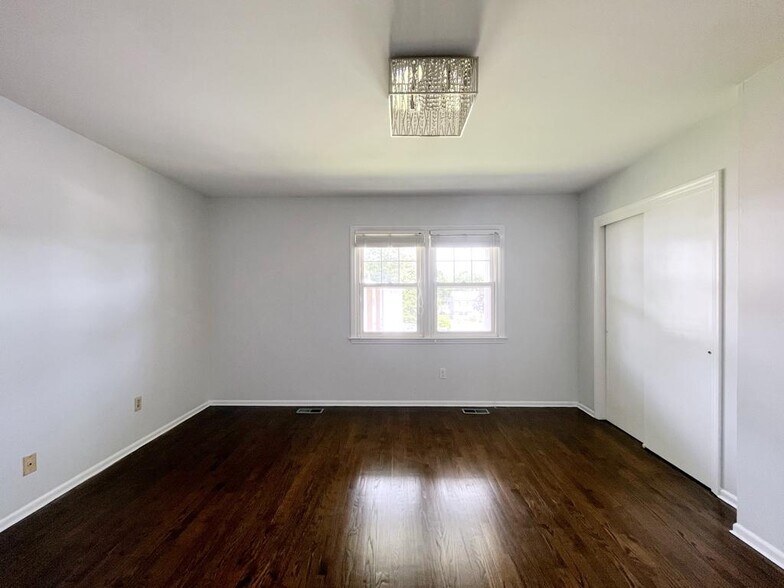 Master Bedroom - 133 Seemans Ln