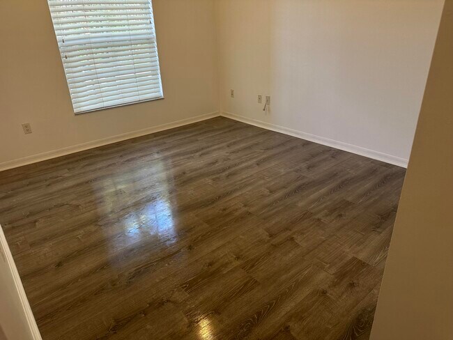 Building Photo - 5032 Lantana Rd