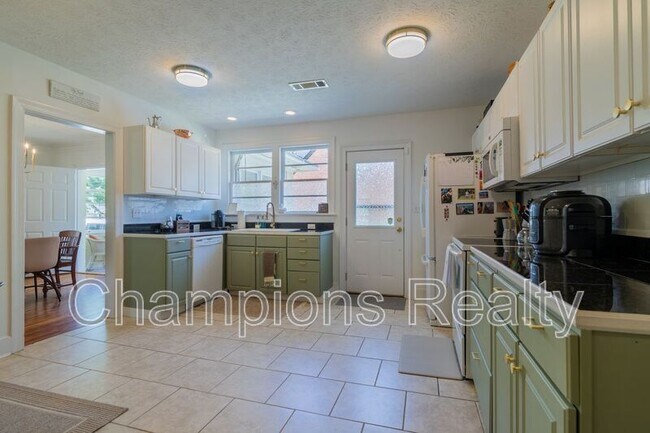 Building Photo - 1514 Crest Dr