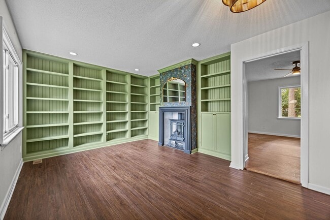 Building Photo - 3 Bedroom 2 Freshly Remodeled Bathrooms