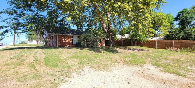 Building Photo - 306 W Hale Ave