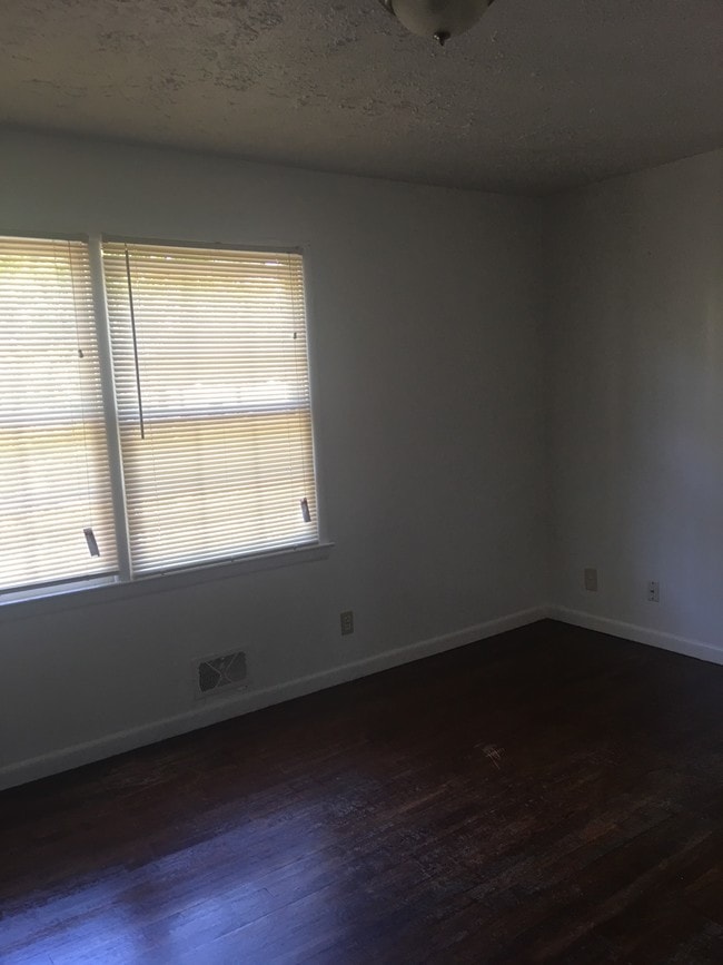 Building Photo - 2930 Carriage Ln