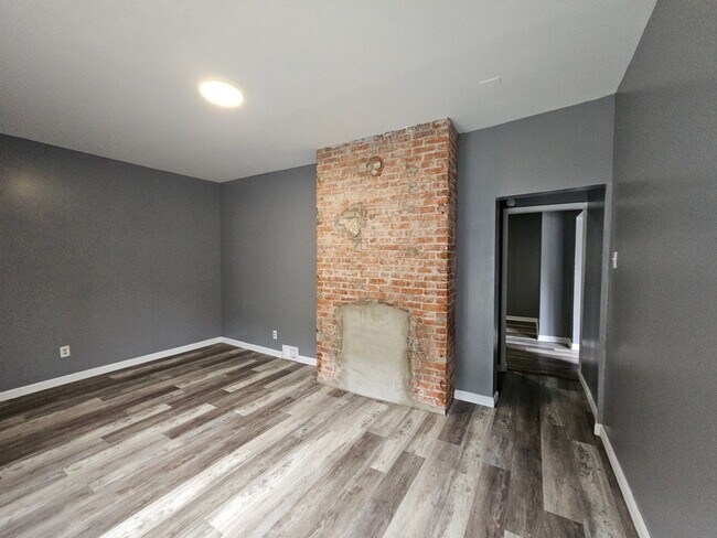 Building Photo - Spacious 5 bedroom 1.5 bathrooms for rent in Hays!