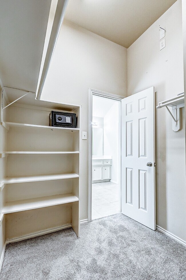 Building Photo - 12838 Pecan Shores Dr