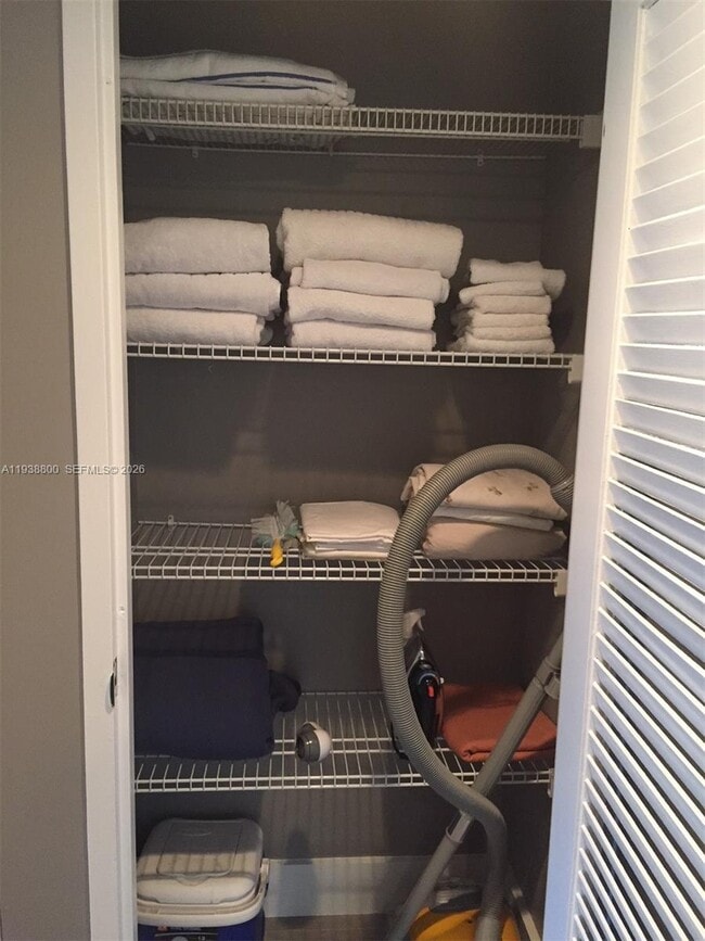 Building Photo - 100 Lincoln Rd